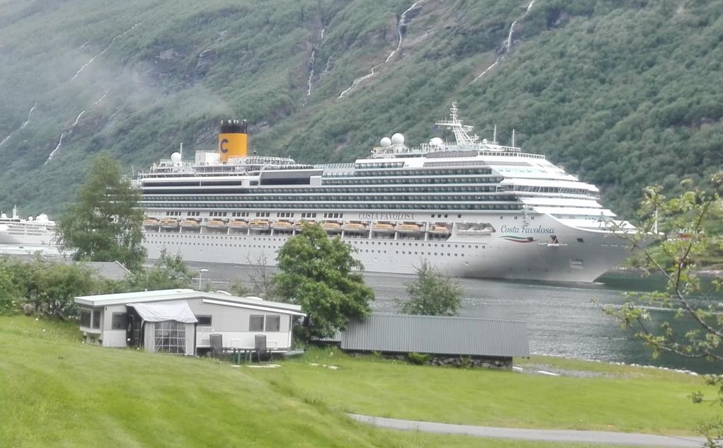 Früh am Morgen erreichen die Kreuzfahrtschiffe Geiranger